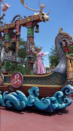 Rapunzel & Flynn Rider in Disney Festival of Fantasy Parade at Magic Kingdom 🥁 #waltdisneyworld