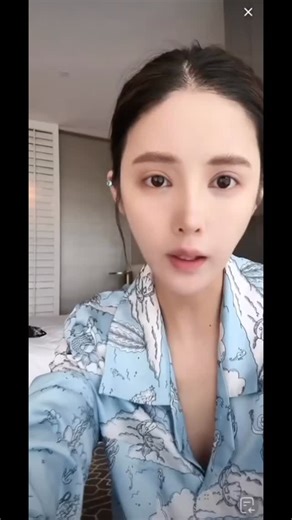 美喏兰 on Instagram: "决定自己生活的方式，就像选择这条裙子一样！👗✨ #时尚选择 #风格我做主 #美丽人生"