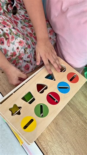 El mundo de Lu 🪁 on Instagram: "¿Conocías la caja de permanencia? 🤔 Estimula la comprensión de causa-efecto (al meter los objetos, aparecen en el cajón) y el pensamiento lógico. Encontrá este juego #Montessori y muchos más en 📍Avenida Alberdi 593. #ElMundoDeLu"