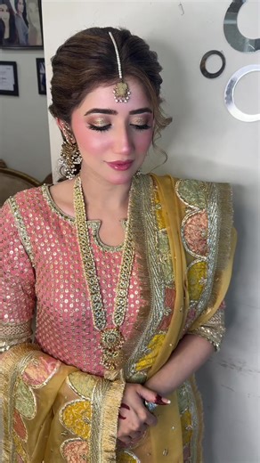 💄 10-Day Online Makeup Course | Become Your Own Makeup Artist 💄 Want to learn professional makeup from home? Join our 10-day online makeup course and master everything from basic to advanced looks step by step! ✨ 🌸 What You’ll Learn: • Skin preparation & flawless base foundation • Day & night makeup looks • Bridal & party makeup techniques • Eye makeup (smokey eyes, liner, lashes) • Contouring, highlighting & blending skills • Product knowledge & tool usage 🎥 Course Features: • Easy step-by-