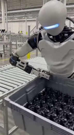 Humanoid Robot Clears a Conveyor Jam Single Take
