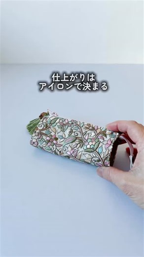 大人可愛い布小物｜𝒄𝒉𝒆𝒆（ちー） on Instagram: "縫う前で、仕上がりは決まります。 縫う前に、整える。 アイロンをかけて、 刺繍の流れやクセをリボンを落ち着かせる。 このひと手間で インド刺繍リボンは、ちゃんと応えてくれる。 遠回りに見えるけれど、 結果的にいちばん近道。 だから私は、 縫う前の時間を大切にしています。"