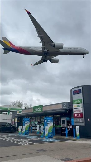 🇰🇷Asiana A350-900 Flies Low Over The Shop ✈️😳 #aviation #airbus #planespotting