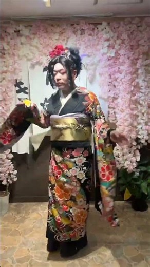 A bold furisode look—vibrant patterns, striking colors, and a beautifully styled finish. ✨#kimono