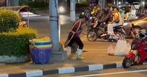 Metzger kämpft mit riesigem Python auf offener Straße