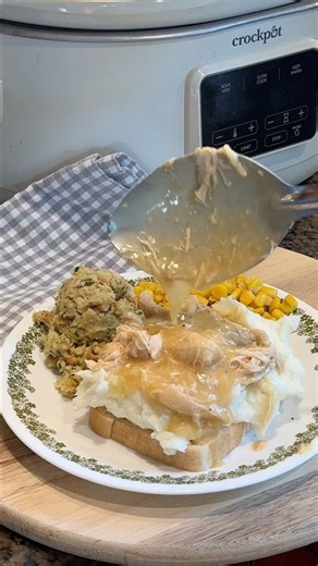 🍗Chicken and gravy is a great nostalgic dinner! #gravy #chickendinner