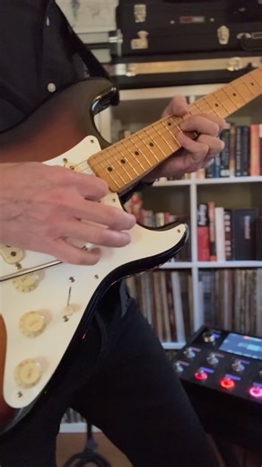 There’s more than one way to skin a 🐈. B-Benders are great but sometimes it’s cool to use a good old fashioned whammy bar and a volume pedal. B-Benders mimic the mechanical sound of the pedals on a steel guitar, but they don’t mimic the left hand slide aspect of the steel guitar sound. You can use a vibrato bar with a volume pedal to fake it, for more of a spooky George Jones vibe. Still loving this Aurora Stereo Delay and the new two-mic options in the latest @Fender Tone Master Pro firmware u