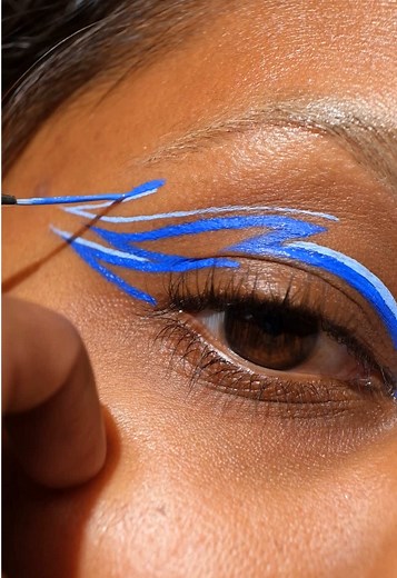 Mastering Eyeliner Techniques with Graphic Liner