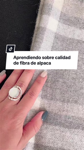 🖤🩶🤍 la diferencia entre alpaca, baby alpaca, alpaca royal y algodón orgánico, para que aprendas a reconocer calidad real, suavidad y durabilidad en las prendas. Elegir con más conciencia, marca la diferencia ✨ . #FibrasNaturales #Alpaca #BabyAlpaca #AlgodónOrgánico #ModaConsciente