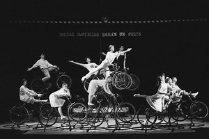 Brehta "Trešās impērijas bailes un posts" Jaunatnes teātrī - šaušalīgi brīvs lidojums