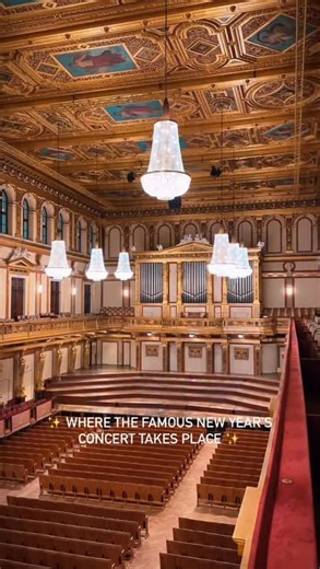 Hier findet das weltberühmte Neujahrskonzert der Vienna Philharmonic / Wiener Philharmoniker​ statt. ✨ Der Große Musikvereinssaal, auch „Goldener Saal“ genannt, begeistert mit seiner prachtvollen Ausstattung. Apollo und die Musen ziehen den Blick zur Decke, während die Säulen als weibliche Figuren der Antike gestaltet sind. Und so einzigartig wie sein Erscheinungsbild ist auch die Akustik: Das Klangerlebnis gilt als eines der besten der Welt. 🎶 Jedes Jahr wird das Neujahrskonzert der Wiener Phi