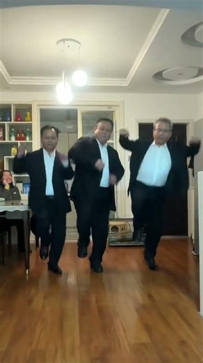 How a College Student Mastered the Art of Quick Costume Changes for Lao Deng