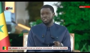 Allahou akbar... Celui là qui parle dans cette vidéo c'est la même personne qui a sorti de sa bouche cette phrase : < Le rapport de l’IGF qui a épinglé Mimi est un rapport commandité > Commandité par qui ? Et à quelle fin ? Il clignote droite et tourne vers la gauche. | Tanaff INFOS