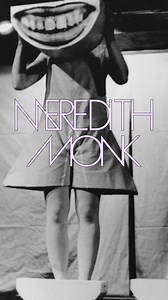 Stimme | Performance | Magie „Calling“ ist die bislang umfassendste Präsentation zum Schaffen von Meredith Monk mit Werken aus sechs Jahrzehnten. Die einflussreiche US-amerikanische Künstlerin hat mit ihrer Arbeit die Grenzen von Musik, Theater, Tanz, Video und Installation kontinuierlich erweitert. Sie gilt als Wegbereiterin der ortsspezifischen Performance. Im Zentrum steht dabei stets die suggestive Kraft der verschiedenen Dimensionen der menschlichen Stimme. Während Monk in der Musik- und Th