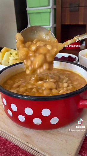 Ukus domaćeg pasulja 🥰 Neprocenljiv ♥️ 🥘 POTREBNO JE : 500g belog pasulaj 5 glavica crnog luka 1 glavica belog luka 1 sargarepa So Biber Vegeta Slatka aleva paprika Ljuta aleva paprika Brasno PRIPREMA Preko noci ostaviti pasulj u vodu na nabubri. Ujutru prosuti vodu i sipati novu vodu i stavuti da provri. Kada provri prosuti vodu i sipati novu. Iseckati 4 glavice crnog luka, pola glavice belog luka i sangarepu iseckati na tanke kruzice i sve sjediniti i sipati u pasulja da se kuva na tihoj vat