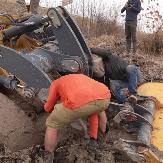 Diesel Brothers: Recovering a $2000 Stuck Front Loader