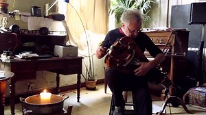 🇫🇷 𝔽𝕣𝕒𝕟𝕔𝕖 Valentin Clastrier - "Improvisation" 🎵 𝔻𝕖𝕤𝕔𝕣𝕚𝕡𝕥𝕚𝕠𝕟 Voici un vielleux "pas comme les autres", venu à la vielle à roue sans passer par le répertoire traditionnel. Né d'un père artiste lyrique, et d'une mère kinésithérapeute, trompettiste, puis guitariste, il arrive à la vielle à roue vers 1970. En 1987, Valentin Clastrier est le premier à mettre sérieusement au point avec le luthier lozérien Denis Siorat, la vielle électroacoustique : ses 27 cordes au lieu de 10, décu