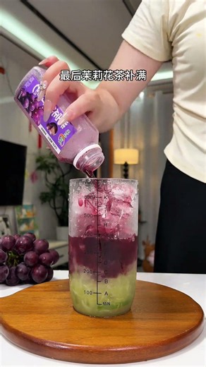 这杯多肉葡萄爆柠茶真的爱了！酸酸甜甜巨冰爽巨解腻，比外面奶茶店的还好喝！学起来记得交作业#自制饮品#在家实现饮品自由 #雪克杯#手打柠檬茶#柠檬茶