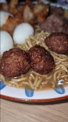 PANCIT CABAGAN ng ISABELA with INTENSE Toppings | Manila STREET FOOD