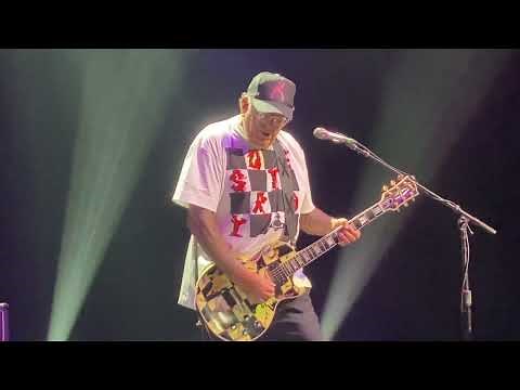 Great guitarsolo by Steve Jones , live in Holland