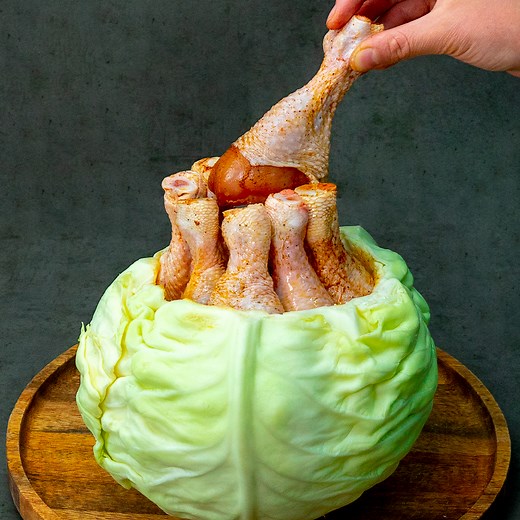 Varza in loc de tava! Mod nou de a prepara pulpele de pui Ingrediente: pulpe de pui - 800 g sare - 7 g piper negru - 7 g boia de ardei dulce - 7 g ulei - 20 ml LA MARINAT 15 minute varză - 1,5 kg orez - 300 g ciuperci - 200 g bacon - 100 g supă concentrată de pui - 200 ml smântână dulce de gătit - 150 ml sare - 5 g piper negru - 5 g curcuma- 5 g Dimensiunea tavei 30 X 30 cm LA CUPTOR 180°C/1 ORĂ pentru salată caldă: ardei gras roșu - 200 g morcov - 150 g ceapă roșie - 200 g usturoi - 4 căței zuc