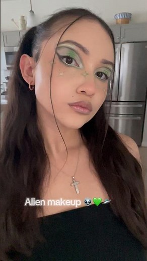 Alien inspired makeup look 💚👽🛸 #makeup #makeupideas #eyeshadow #alienmakeup