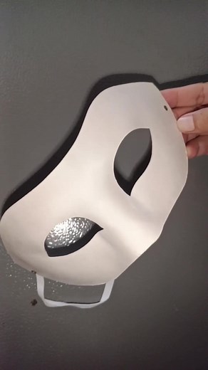 DIY White Half Face Mask: Creative Ideas for Maskara