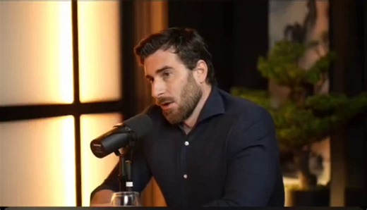 Ya 3 ans quand j'ai fait cette vidéo où je critique Rochedy qui REVENDIQUAIT l'idéalisme à l'époque, je pensais influencer des confus et donner des billes philo aux camarades pour mieux comprendre ces notions, mais je pensais pas que ça finirait par retourner Rochedy lui-même mdr