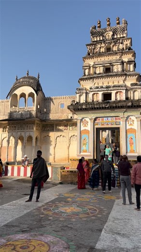 16 reactions | Le temple Ranganatha Swamy de Pushkar est célèbre pour son gopuram (tour) typique du sud de l’Inde et son architecture mêlant influences dravidienne, moghole et rajput. Dédié à Vishnou, il a été construit en 1823 par Seth Puran Mal Ganeriwal #magikindia #mathinitravel #rajasthan #pushkar | Mathini Travel | Facebook