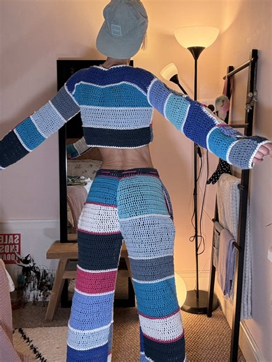 Green or blue? 🥒🫐 #crochetfit #crochetcoord #streetstylecrochet #colourblock #aelfaco