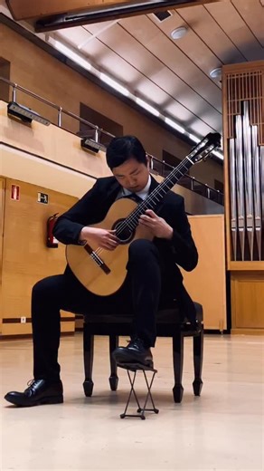 Bowing techniques on the guitar #classicalguitar #classicalguitarist #클래식기타 #classicalmusic #guitarraclasica #classicalguitarists #guitarra #guitar #classicalguitars @knoblochstrings | Deion Cho