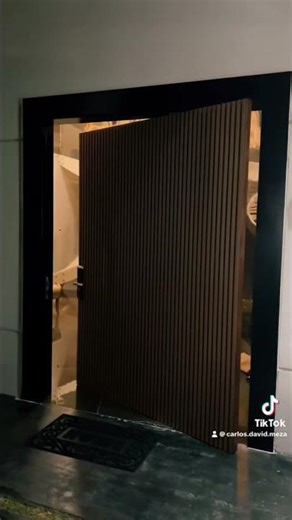 Puerta de entrada principal con bisagra hidráulica y acabado en lambrin wpc #maderas #alder #elegant