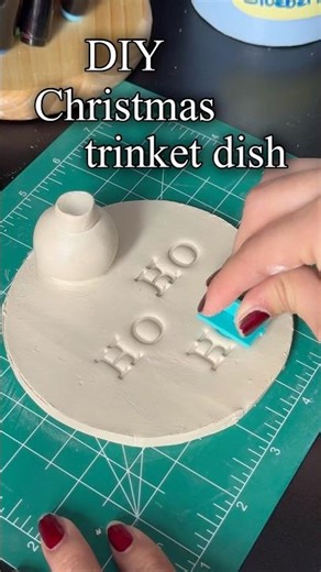 DIY clay Christmas trinket dish #clay #crayola #airdryclay #airdryclayideas #tutorial #diy