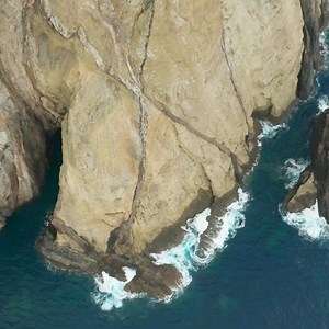 Porto Santo has been known as ‘the Golden Island’ for its extensive, stunning 9km-long beach of fine silky sand and beautiful turquoise waters. But there is much more to do on the island then relaxing on the beautiful beach. 🇵🇹 Video by Digital Travel Videos/YT | Love Portugal