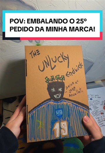 HOJE TEM BRASIL! E o 25° pedido ficou com um Bughead do Endrick pra ver se ele da sorte hoje… 🐞🤝 Venha conhecer minha marca e nossa história pelo nosso site, link na bio 🤝🐞#graffiti #streetwear #mysterybox #embalandopedidos #drop