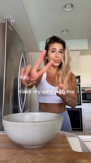 Easy Microwave Oatmeal Recipe with Blueberries and Bananas