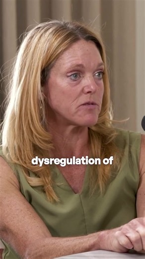 Are you accidentally disrupting your hormones before 8AM? If you’re skipping breakfast, doing intermittent fasting until noon, or delaying food “for metabolic benefits” — this is for you. Exercise physiologist drstacysims breaks down what actually happens when women don’t eat within an hour of waking: cortisol stays elevated, hunger hormones dysregulate, and by 4PM you’re crashing, craving sugar, and eating uncontrollably at night. In the full episode, Dr. Stacy Sims and I go deep on everything 