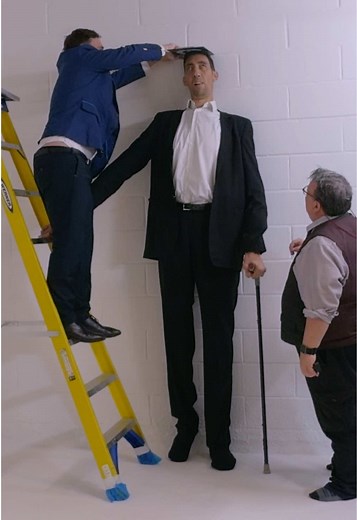 Guinness World Records ICON Sultan Kösen is set to defend his tallest man title in a brand new documentary from @wilddreamfilms The World’s Tallest Man - The Next Chapter will adopt on @Channel 4 in the UK at 10 p.m. on 27 April. It follows the former farmer from his home in Türkiye as he travels back to London, UK, for a series of medical tests.