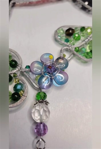 Beaded flower tutorial. #artisticcreationsbyjoannwilliams #wirewrapping #suncatcher #beadedflower #wirewrappingtutorial