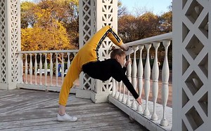 zlata系列合集柔术Acrobat Katya. Contortion routines in the park. Gymnastics stretching