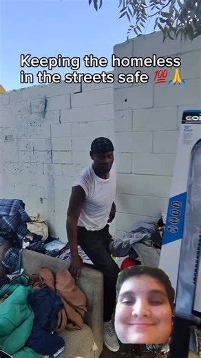 Mr.fentmen on Instagram: "压电瓷砖是一种能够将机械能转化为电能的设备。它的工作原理是基于压电效应，即某些材料在受到机械应力时会产生电荷。 这些瓷砖可以被用于人行道、地板或道路中，以收集人们行走或车辆行驶时产生的能量。这种能量可以被储存起来，用于驱动低功率设备，如LED灯、传感器或数字显示屏。 压电瓷砖在人流量大的地区尤其有用，例如火车站、购物中心或体育场馆。这些地区通常有大量的人流，可以产生大量的能量。 以下是压电瓷砖的工作原理： 1. 当人们行走在瓷砖上时，他们的体重和动作会对瓷砖产生机械应力。 2. 瓷砖内部的压电材料会将这种机械应力转化为电能。 3. 产生的电能可以被储存起来或立即使用。 压电瓷砖是一种可持续的能源解决方案，可以减少对传统能源的依赖，并为城市基础设施提供新的收入来源。 希望这有帮助！ 需要我提供更多信息吗？ #dstaxk #cringe #meme #explorepage #sigma #fypp #brainrot #fyp #foryou #foryoupage #underground #undergroundrap #nett