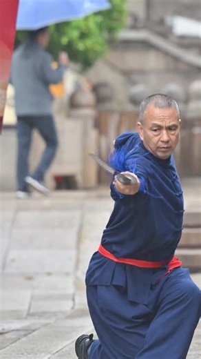 Fuzhou Kungfu Master Zhang Lisheng,performing the martial art of Maya Ci —an exotic weapon.