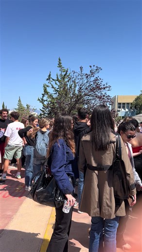 Έχουμε γίνει σούσουρο, κοινώς viral! Αύριο σας περιμένουμε στο ΟΠΑ στις 10.00 και μετά ΠαΔΑ#yolobag2026 #studentlife #whatsinyouryolobag