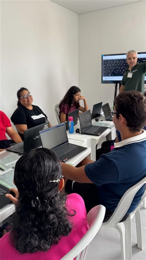 Chico da Antarctica on Instagram: "Hoje aconteceu a primeira aula do curso de Informática do SENAR, no Projeto Casa da Vovó! Com o professor Fernando que ensinou os principais tópicos do Word, Excel e da história da tecnologia. 👨‍💻💻 Uma nova história está sendo feita pelo Projeto Casa da Vovó que está conseguindo capacitar jovens e idosos com a Informática Básica, o que ajudará muitas pessoas. 🙌🏽 Obrigado @sistemafaeg pela parceria de sempre e @fernandosporto85 pelos ensinamentos! 🥰🫱🏽‍🫲