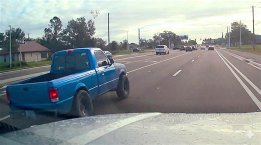 The moment the car lost a wheel while driving