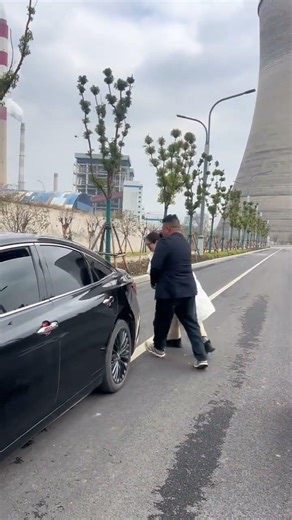 Heartwarming Reunion: Reconnecting with Old Schoolmates After Years