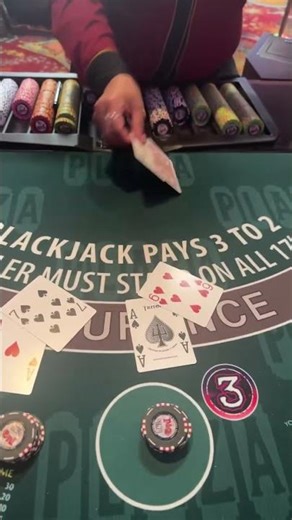 Splitting Aces vs 4. Vegas Live, Plaza