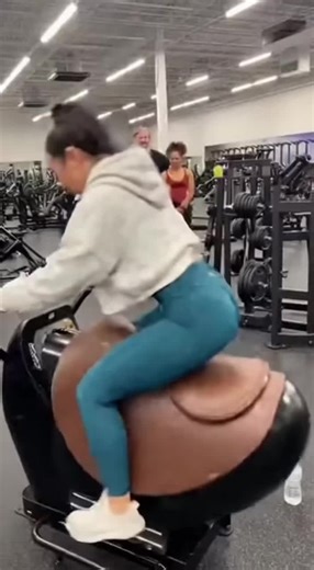 My soul left my body at the 3-second mark 👻 The sweat is 100% REAL! Who designed this torture device?? 😂 #GymTok #RodeoWorkout #SweatCheck #GymHumor #FitnessFail