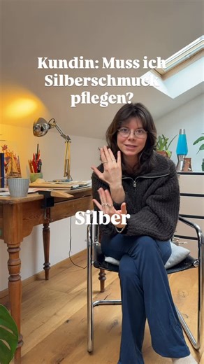 Lara Wu • Handmade Jewelry on Instagram: "Fragen, die mir KundInnen oft stellen: „Muss ich bei Schmuck eigentlich auf etwas achten?“ Im Alltag verändert sich Schmuck. Er lebt mit dir mit. Er bekommt kleine Spuren, Kratzer können entstehen. Und manchmal dunkelt Silber nach, das heißt er Oxidiert. Das ist nicht weiter schlimm und man kann dem auch entgegenwirken. Die einfachste Pflege ist oft das Tragen selbst. Vor allem bei Ringen. Durch Bewegung und Hautkontakt polieren sie sich ein bisschen von