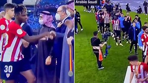 El viral gesto de Iñaki Williams con su hermano durante la entrega de medallas
